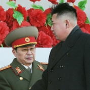 Jang Song-Thaek (stânga) și Kim Jong-Un (dreapta)
